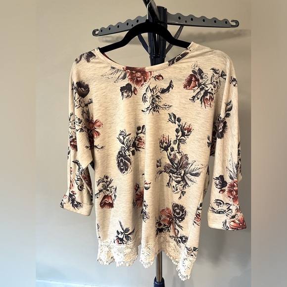 Eyeshadow Sweaters - Women’s floral top size medium